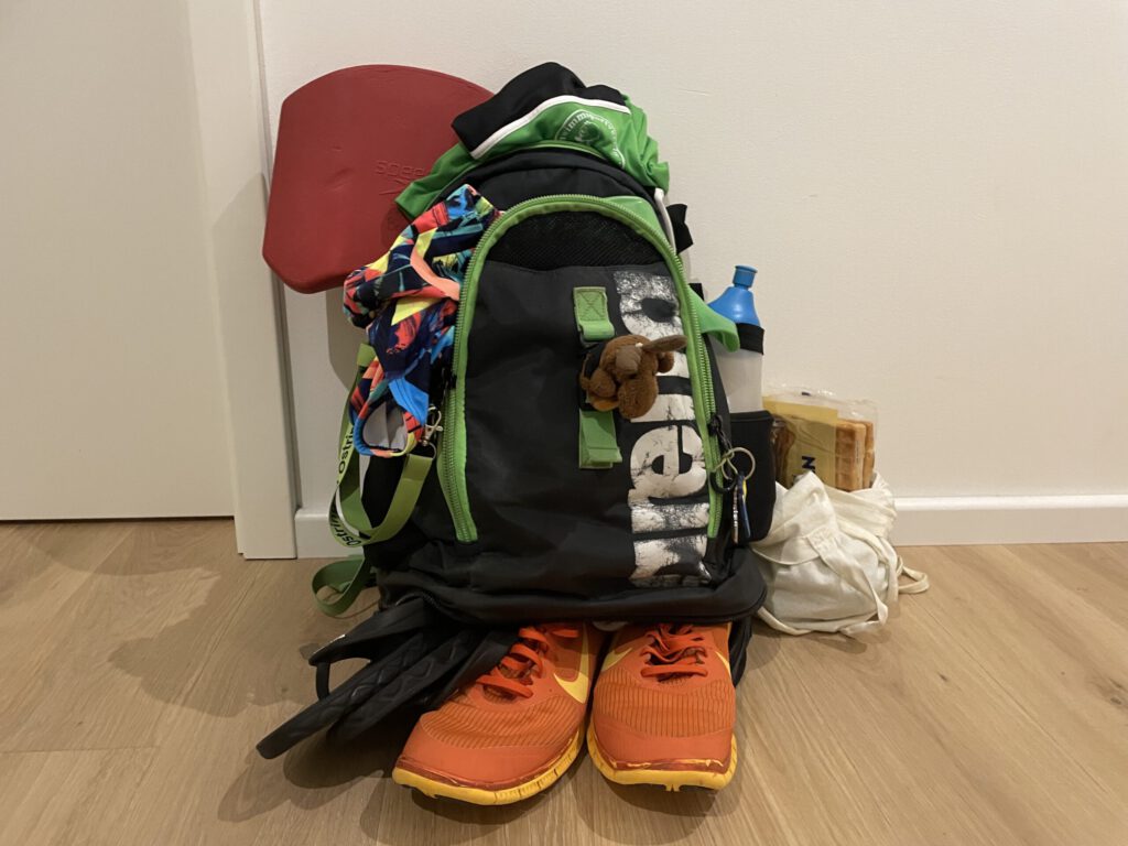 Ein Rucksack gefüllt mit verschiedenen Materialien für einen Wettkampf.